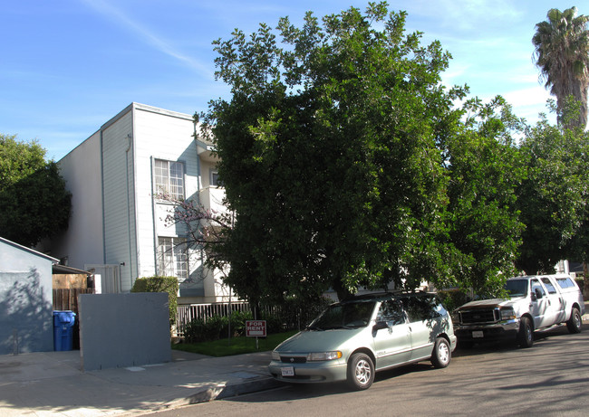 15645 Valerio St in Van Nuys, CA - Foto de edificio - Building Photo