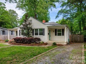 5113 Valley Stream Rd in Charlotte, NC - Building Photo