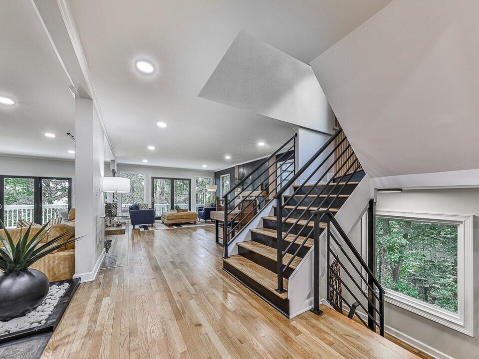120 Huntcliff Point NE in Atlanta, GA - Foto de edificio