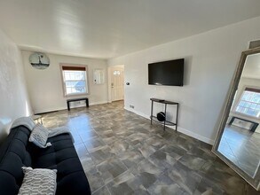 7802 W Victoria St in Chicago, IL - Building Photo - Building Photo