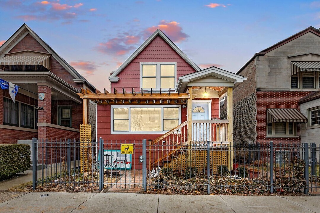 6069 N Ridge Ave in Chicago, IL - Building Photo