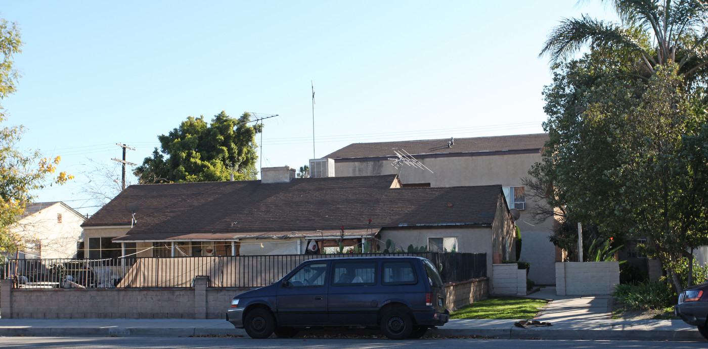 12814 Vanowen St in North Hollywood, CA - Building Photo