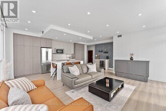 15 Iceboat Terr in Toronto, ON - Building Photo - Building Photo