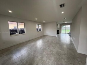 3170 NW 92nd St in Miami, FL - Foto de edificio - Building Photo
