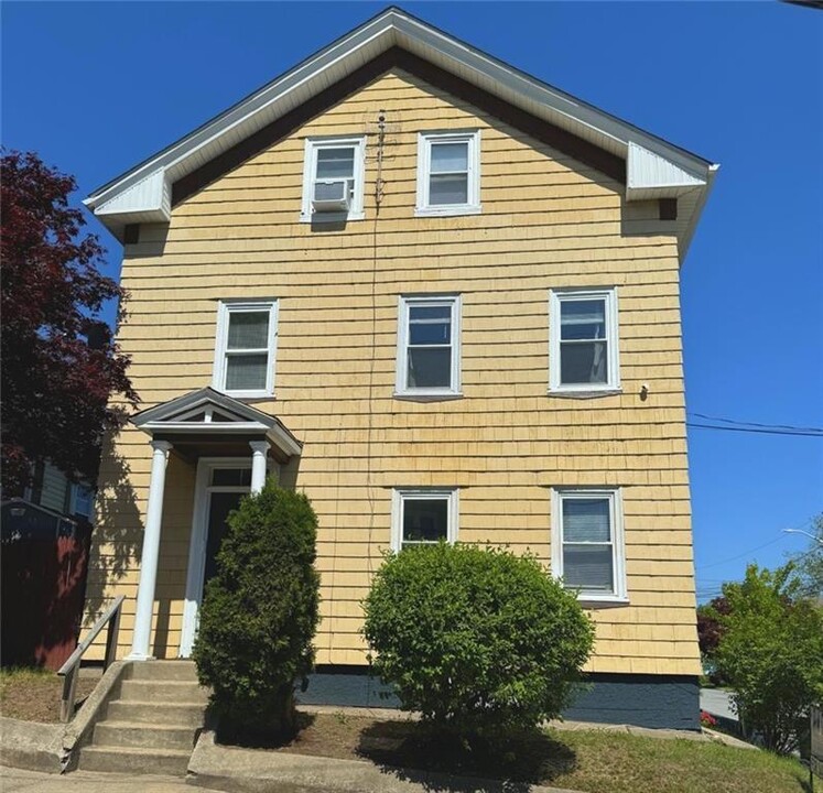 884 River Ave in Providence, RI - Building Photo