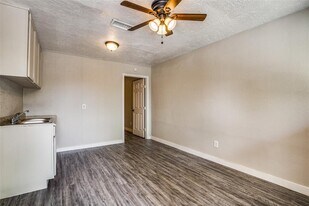 4820 Oak Ave in Pasadena, TX - Building Photo