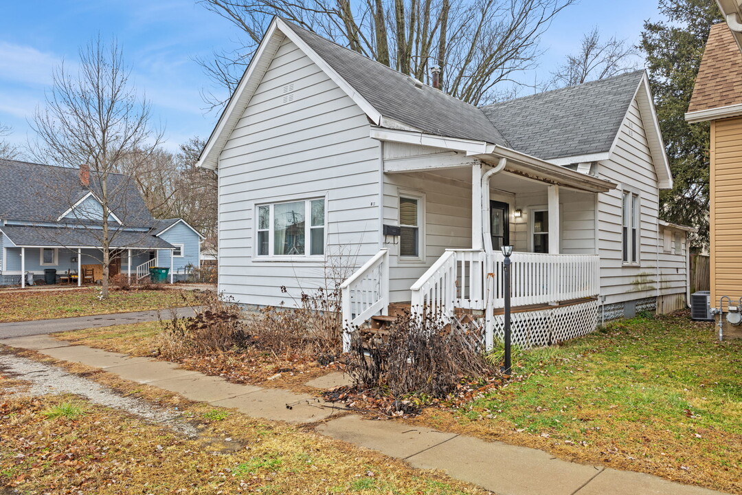 44 W Adams St in Franklin, IN - Foto de edificio