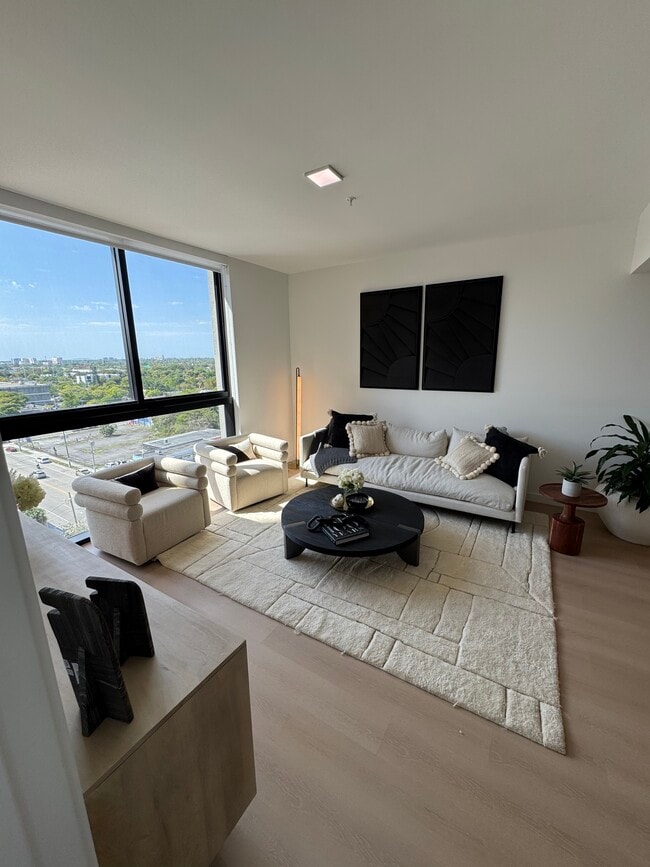 132 NW 30th St, Unit A2 in Miami, FL - Foto de edificio - Building Photo