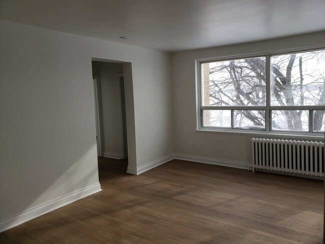 108 Kempenfelt Dr in Barrie, ON - Building Photo - Building Photo