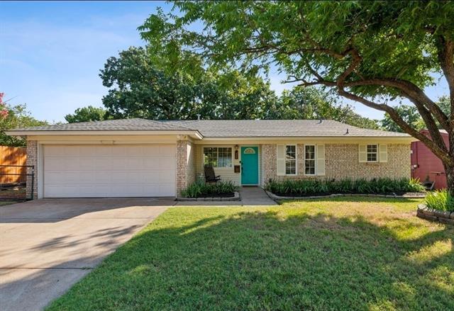 409 Wallace Dr in Crowley, TX - Building Photo