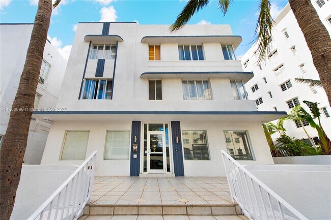 3710 Collins Ave in Miami, FL - Building Photo - Building Photo