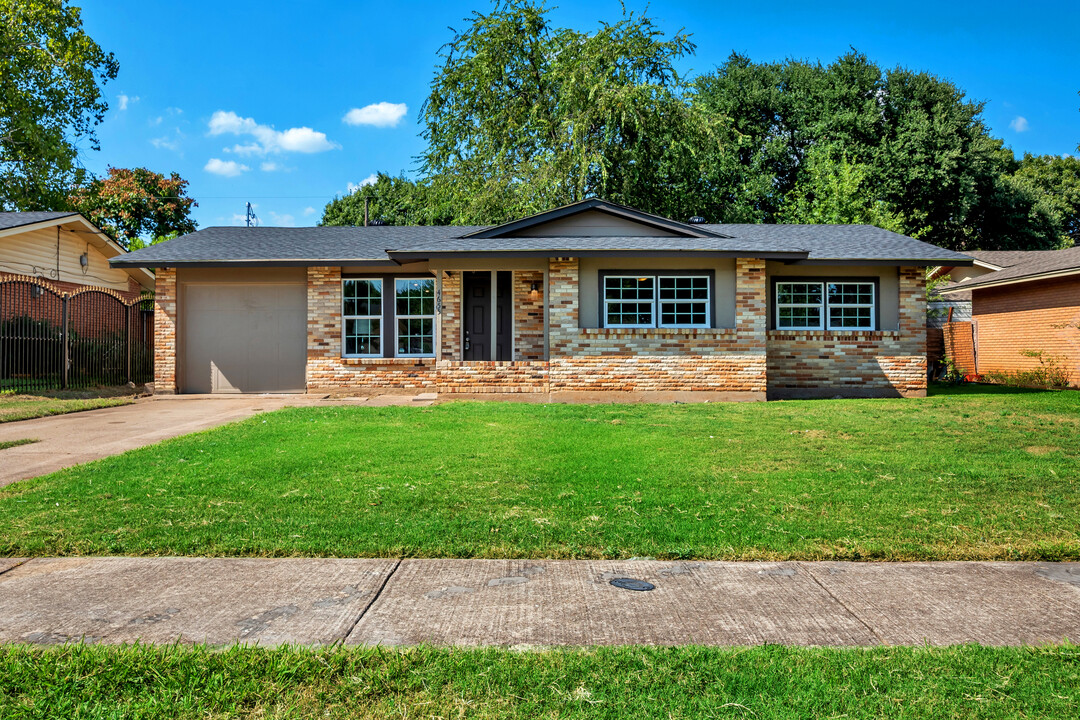 4655 Silversprings Dr in Dallas, TX - Building Photo