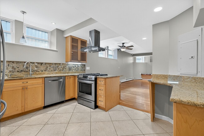 55 Thatcher St, Unit Unit A in Brookline, MA - Building Photo - Building Photo