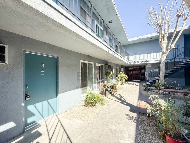 5611 Fulcher Ave, Unit 3 in Los Angeles, CA - Foto de edificio - Building Photo