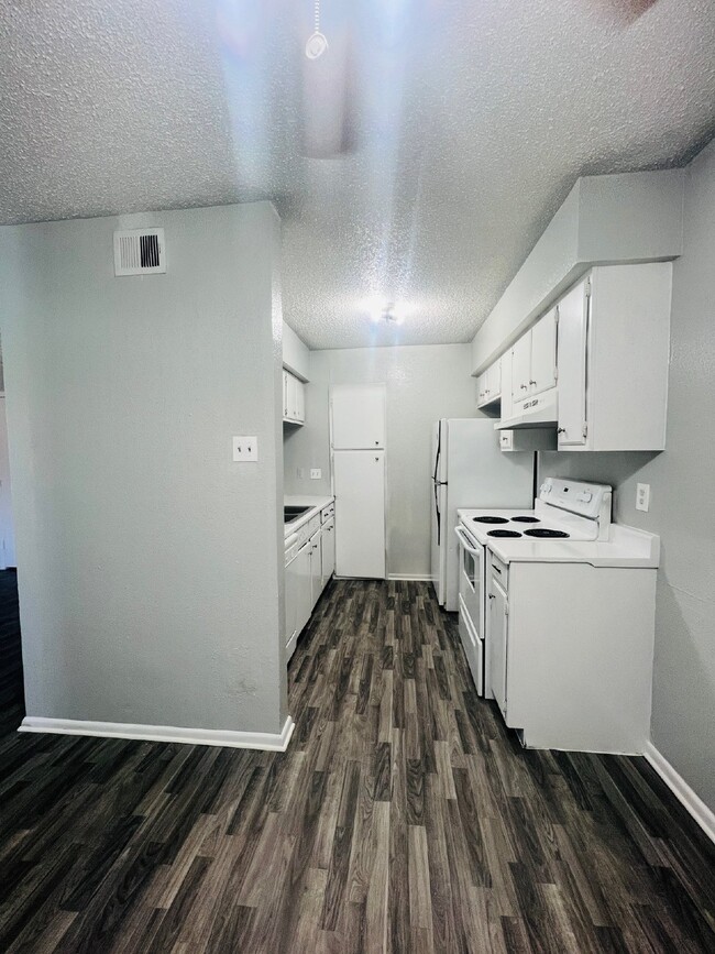 6929 Timber-Unit -204 in San Antonio, TX - Building Photo - Building Photo