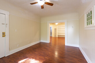 704 20th St in Sacramento, CA - Building Photo - Interior Photo