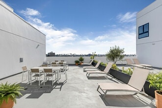 Coronado Residences in Los Angeles, CA - Building Photo - Building Photo