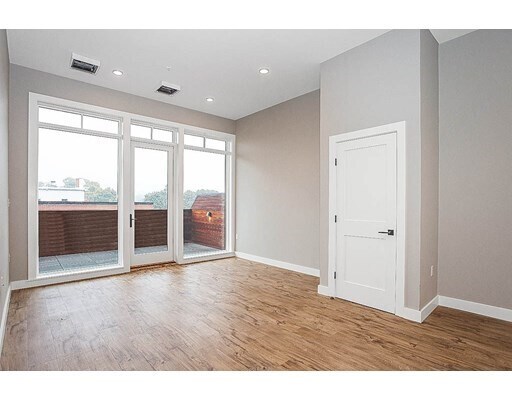 524 Main St-Unit -9 in Melrose, MA - Foto de edificio - Building Photo