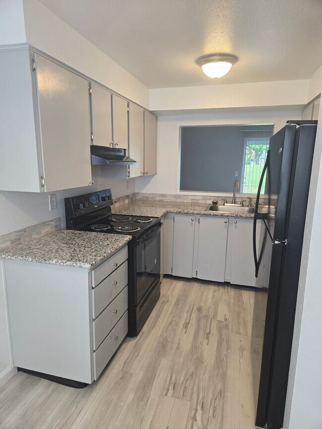 Park Apartments in McMinnville, OR - Foto de edificio - Primary Photo