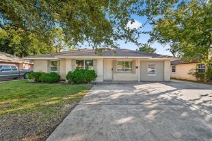 138 E Rocky Creek Rd in Houston, TX - Building Photo