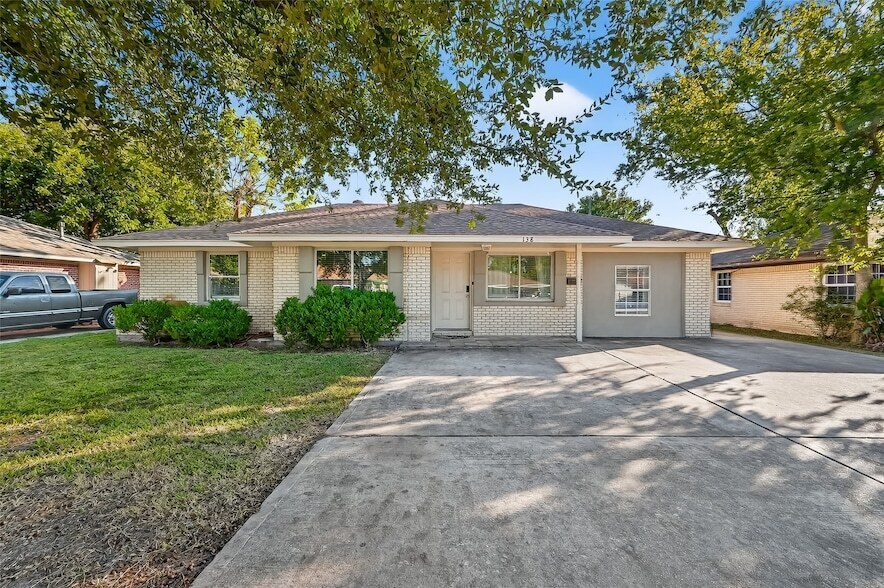 138 E Rocky Creek Rd in Houston, TX - Foto de edificio