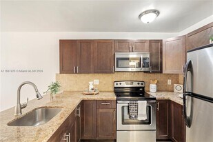 7241 Miami Lakes Dr in Miami Lakes, FL - Building Photo