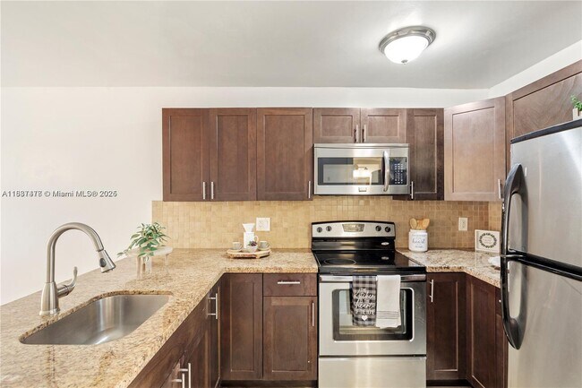7241 Miami Lakes Dr in Miami Lakes, FL - Foto de edificio - Building Photo