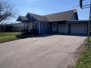 413 N 10th St in Sanger, TX - Building Photo - Building Photo