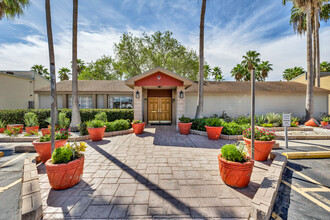 Brownsville Sun Colony Apartments in Brownsville, TX - Foto de edificio - Building Photo