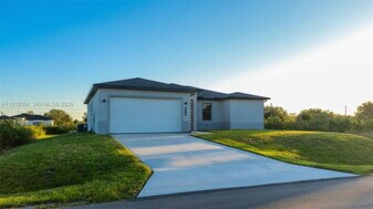 2713 56th St W in Lehigh Acres, FL - Building Photo