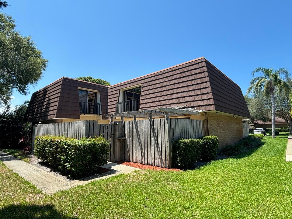 2110 21st Ln in Palm Beach Gardens, FL - Foto de edificio