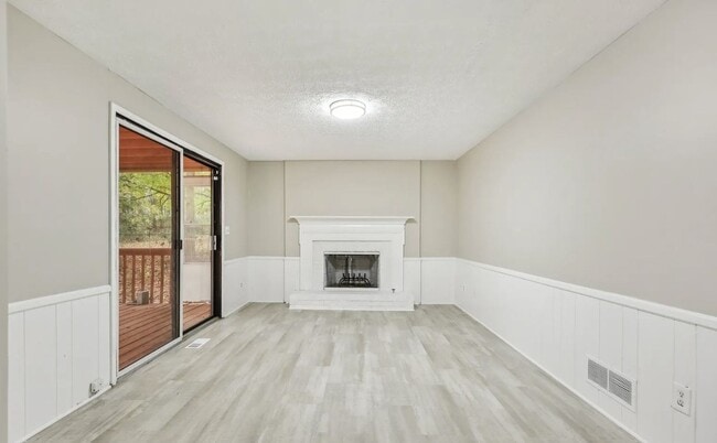 2080 Singer Way in Lithonia, GA - Foto de edificio - Building Photo