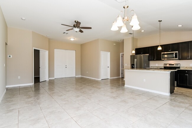 3212 44th St W in Lehigh Acres, FL - Foto de edificio - Building Photo