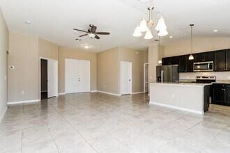 3212 44th St W in Lehigh Acres, FL - Foto de edificio - Building Photo