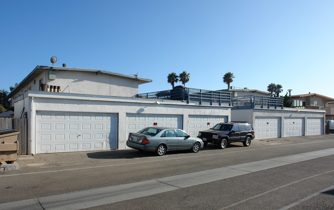 4921 Nautilus St in Oxnard, CA - Foto de edificio - Building Photo