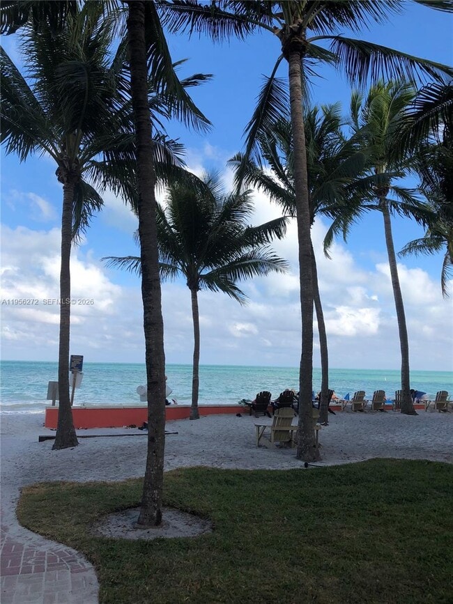 255 Sunrise Dr in Key Biscayne, FL - Building Photo - Building Photo