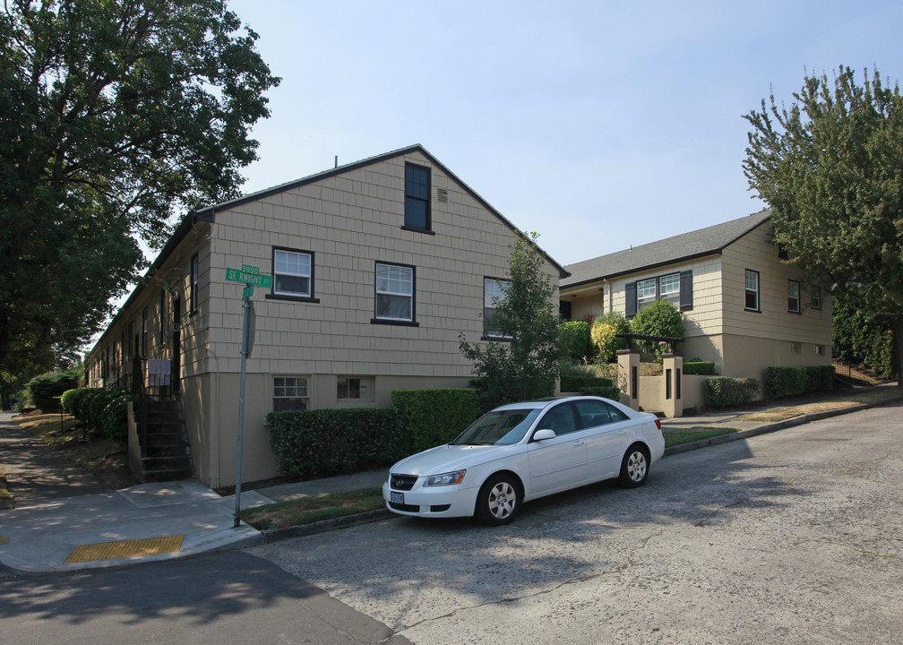 Alexander Court Apartments in Portland, OR - Building Photo