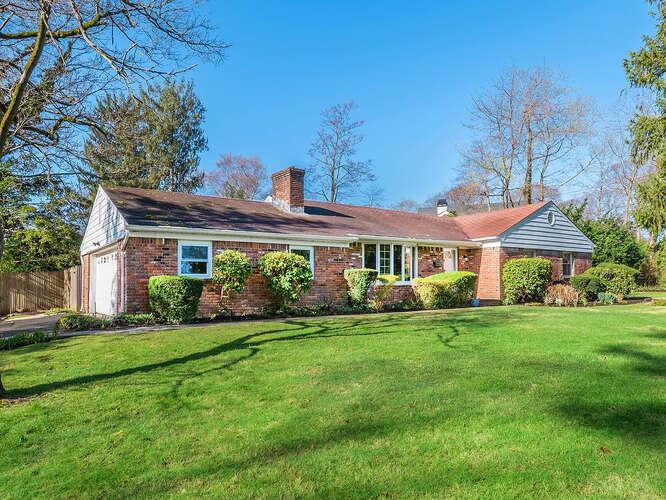 17 Beechwood Dr in Glen Head, NY - Building Photo