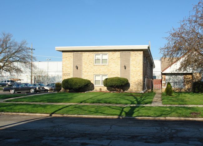 2002 N Bloomingdale Ave in Melrose Park, IL - Foto de edificio - Building Photo