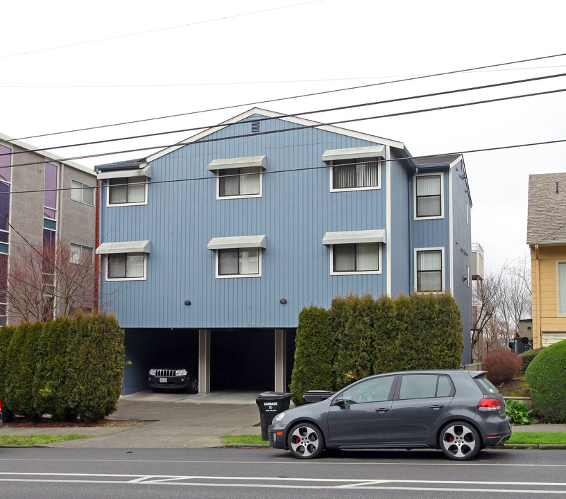 2546 Dexter Ave N in Seattle, WA - Foto de edificio