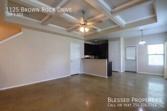 1125 Brown Rock Dr in New Braunfels, TX - Foto de edificio - Building Photo