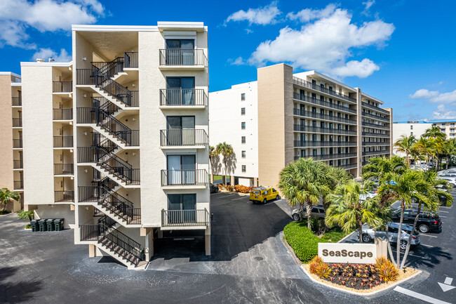 Seascape of Little Hickory Islands Condos. in Bonita Springs, FL - Building Photo - Building Photo