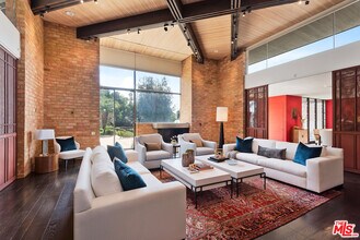 1018 Summit Dr in Beverly Hills, CA - Building Photo - Building Photo