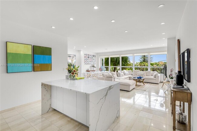 4925 Collins Ave in Miami, FL - Building Photo - Building Photo