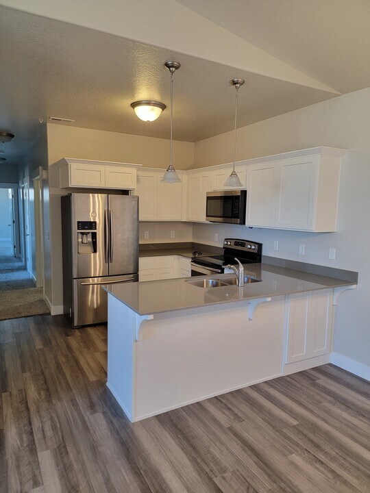 4234 McKellen Dr in Herriman, UT - Building Photo