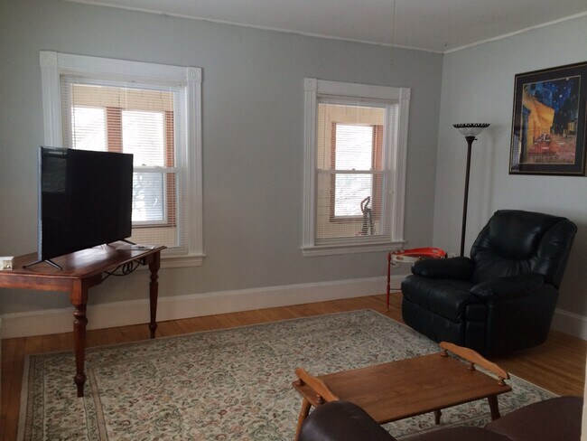 347 Park Ave, Unit Park Ave #2 in Auburn, ME - Foto de edificio - Building Photo