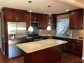 162 Rhodes Ave in Hempstead, NY - Foto de edificio - Building Photo