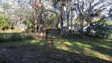 556 Lambright Rd in South Daytona, FL - Foto de edificio - Building Photo