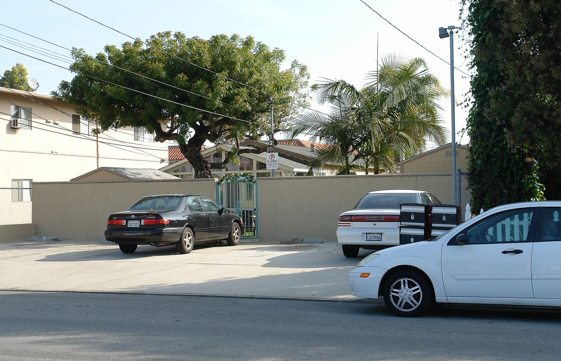128 E 21st St in Costa Mesa, CA - Building Photo