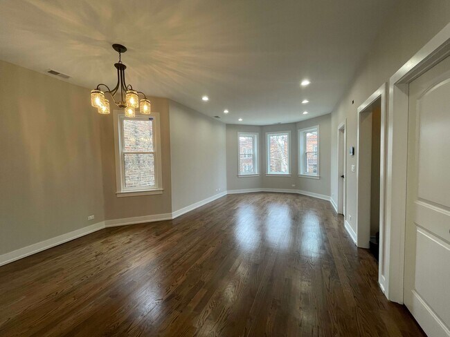 3141 N Ridgeway Ave, Unit 2 in Chicago, IL - Foto de edificio - Building Photo